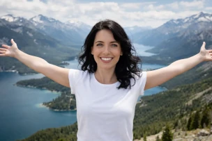 Foto de uma jovem mulher sorridente de pele branca, vestindo uma blusa branca e com os braços abertos